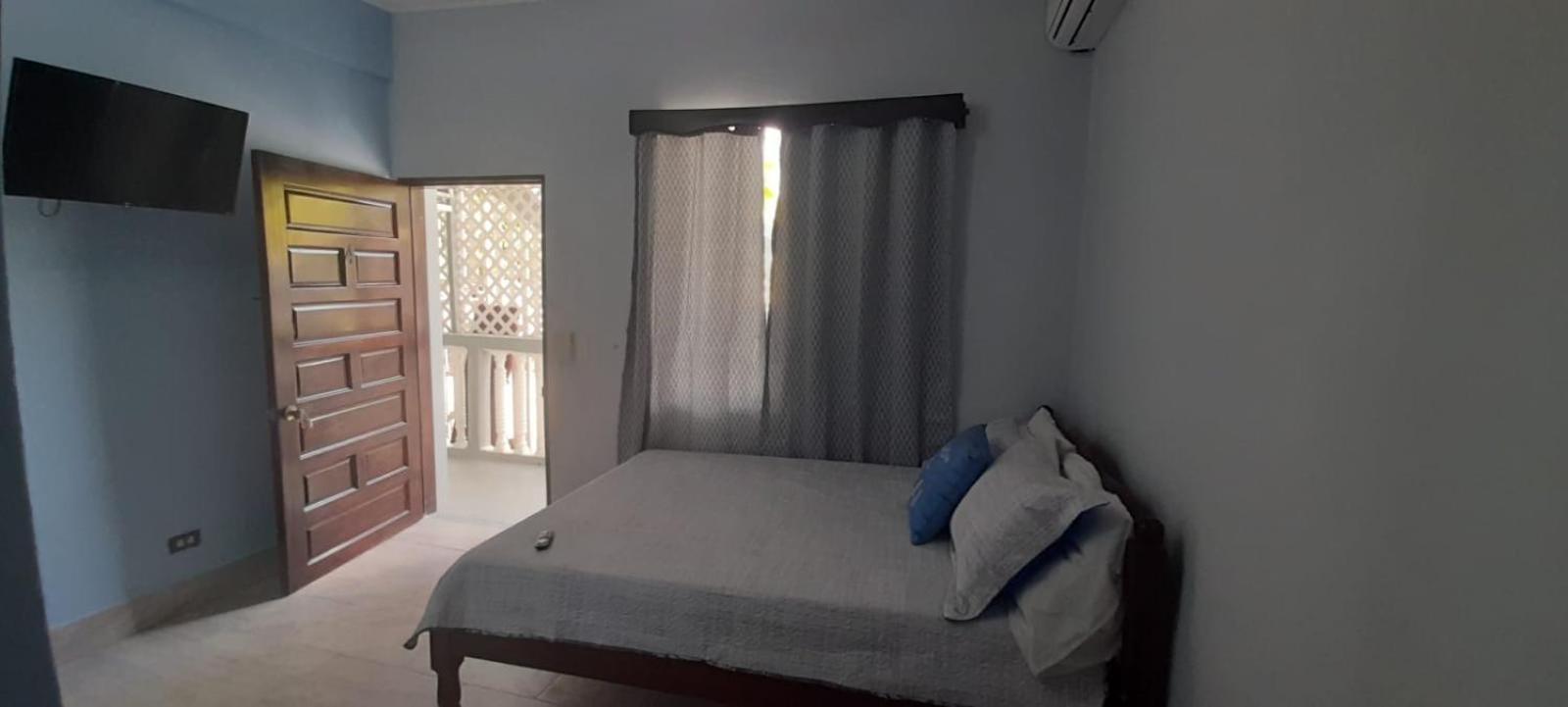 Serenade Hotel Placencia Exterior photo