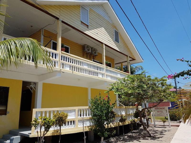 Serenade Hotel Placencia Exterior photo