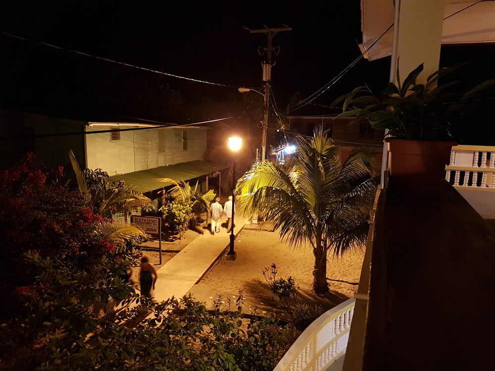 Serenade Hotel Placencia Exterior photo