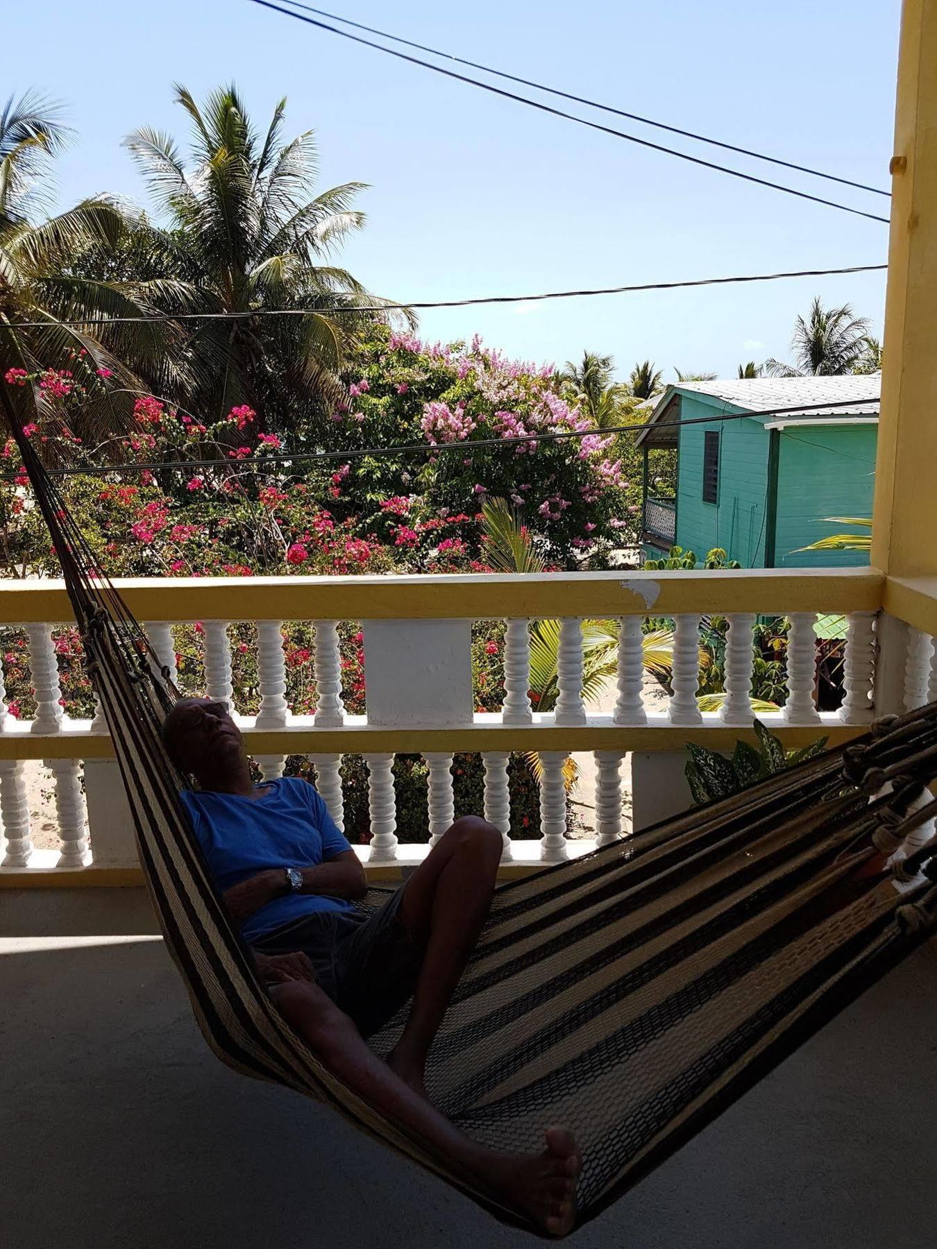 Serenade Hotel Placencia Exterior photo