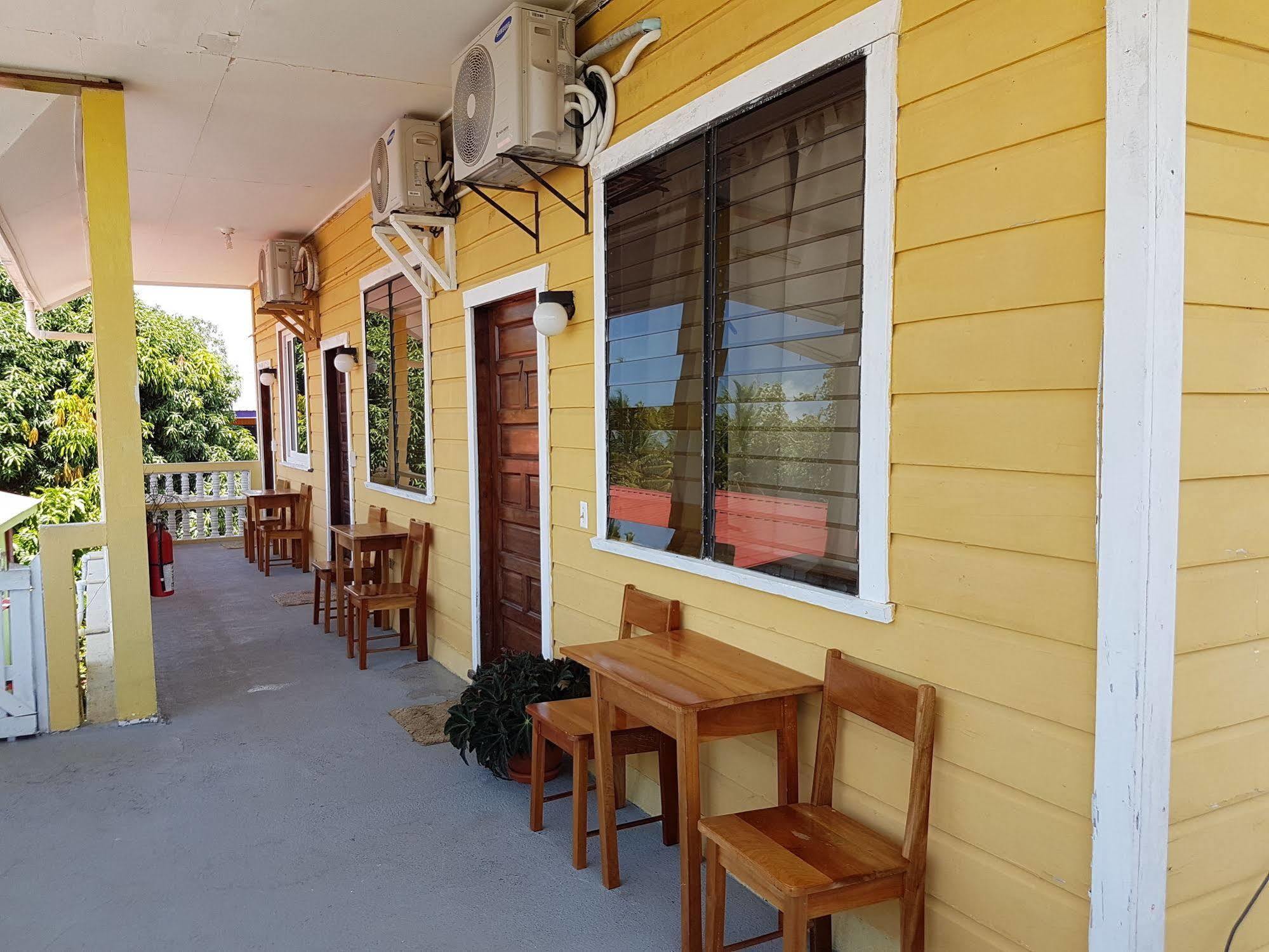 Serenade Hotel Placencia Exterior photo