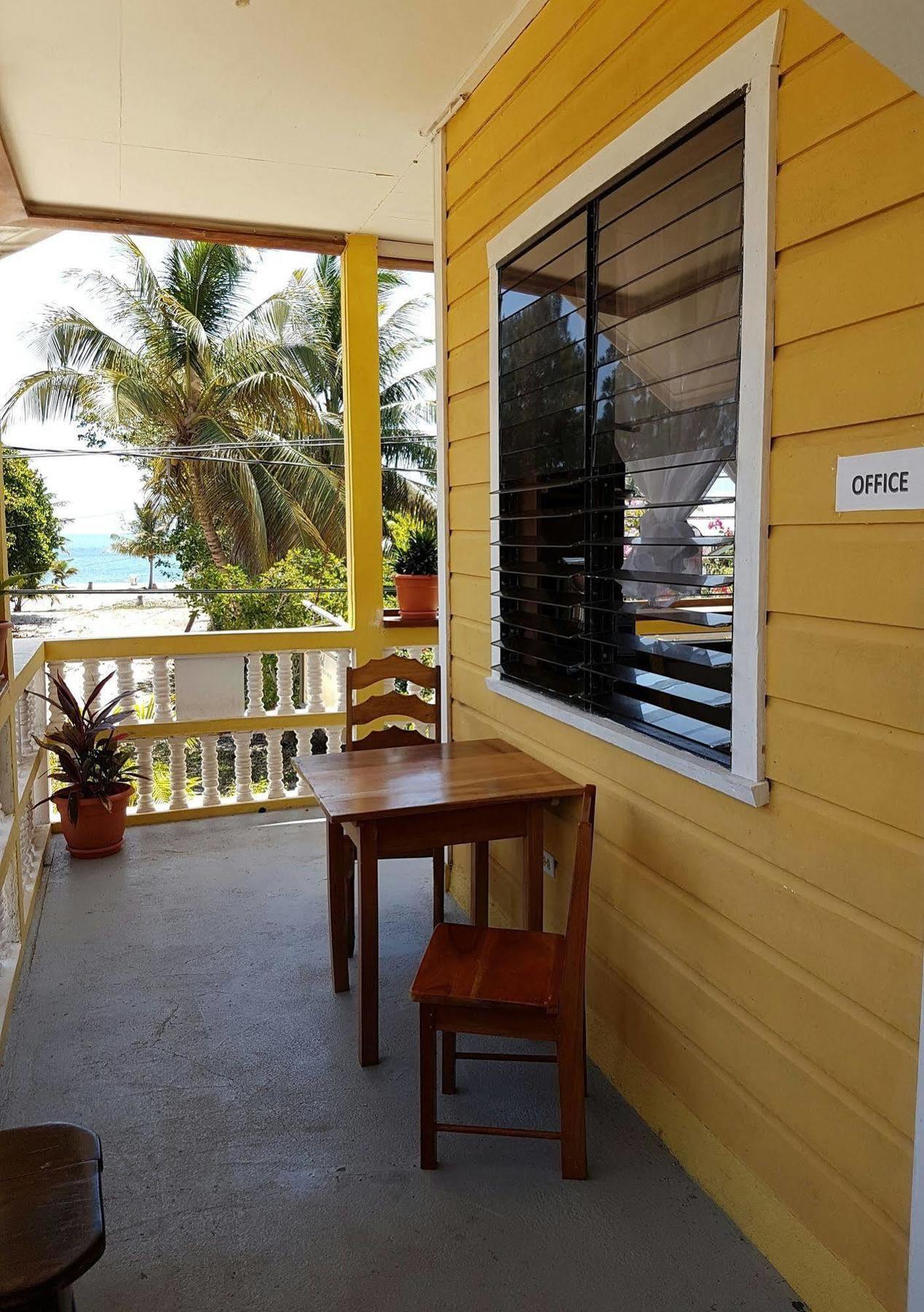 Serenade Hotel Placencia Exterior photo