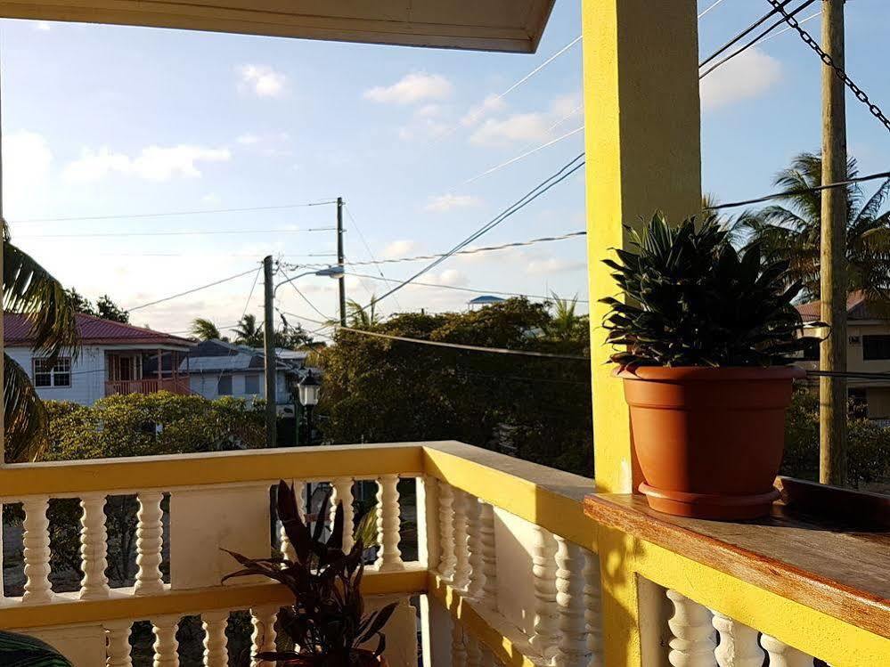 Serenade Hotel Placencia Exterior photo